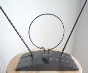 Rabbit ear antenna